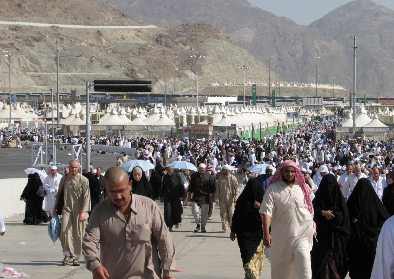 Muslimani kamenovanjem vraga otpočeli hadž u Saudijskoj Arabiji, stiglo dva milijuna hodočasnika