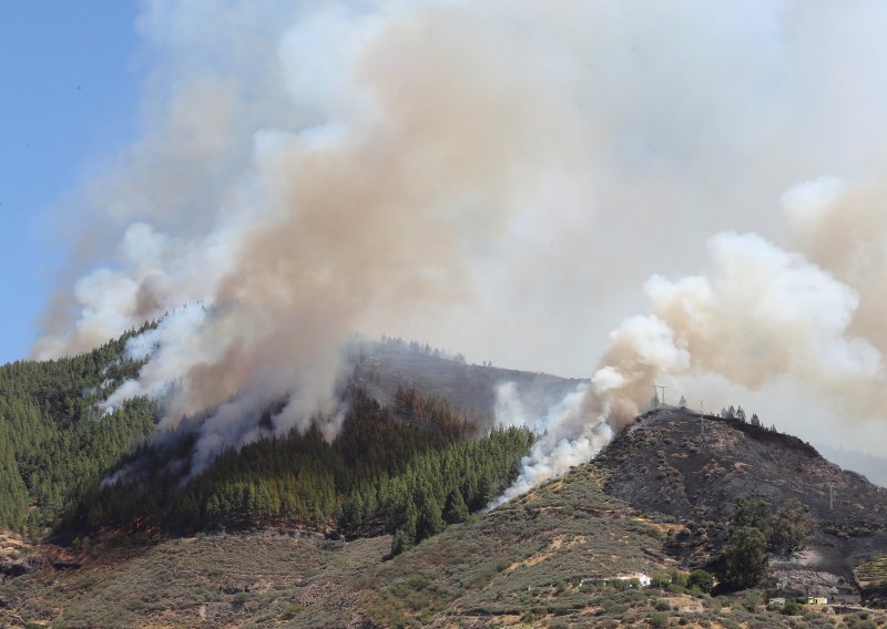 Požari bjesne u Španjolskoj i Grčkoj, s Gran Canarije evakuirali oko 1000 ljudi