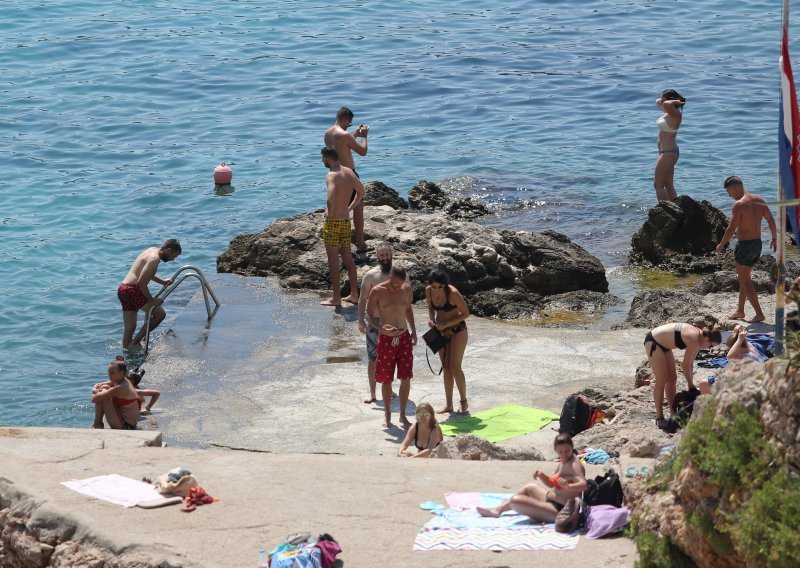 More na plaži u Mlinima onečišćeno fekalijama