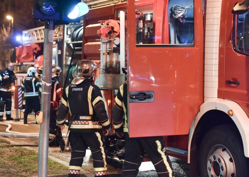 Još uvijek gori kod Knina, vatra se širi zbog pojačane bure