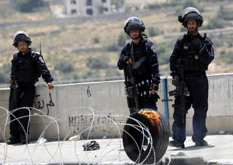 Dvojica Palestinaca ranila izraelskog policajca, jedan od njih ubijen