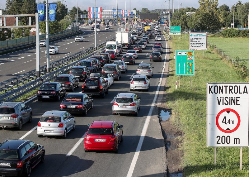 Zbog prometne nesreće na A6, prema Rijeci se vozi jednim trakom, gužve i na drugim autocestama