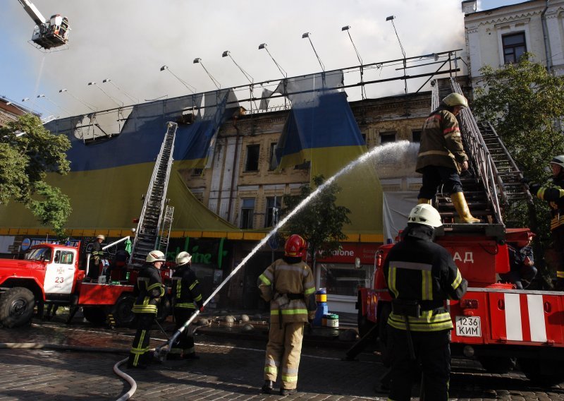 Osmero mrtvih u požaru u hotelu na jugu Ukrajine. Vatrogasci su požar gasili tri sata