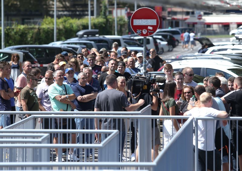 Gužva ispred Maksimira; Dinamovi navijači u lovu na ulaznice za super važnu utakmicu u Europi