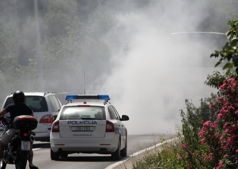 Na autocesti A1 zapalio se češki autobus s 49 putnika, stvarale se kilometarske kolone