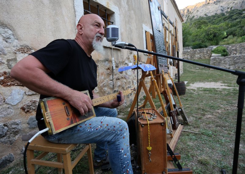 [FOTO/VIDEO] Ivan Petričić - Smoothead održao izložbu unikatnih cigar box gitara