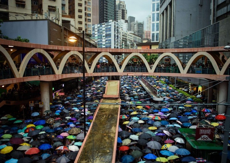 Deseci tisuća ljudi ponovno prosvjeduju u Hong Kongu