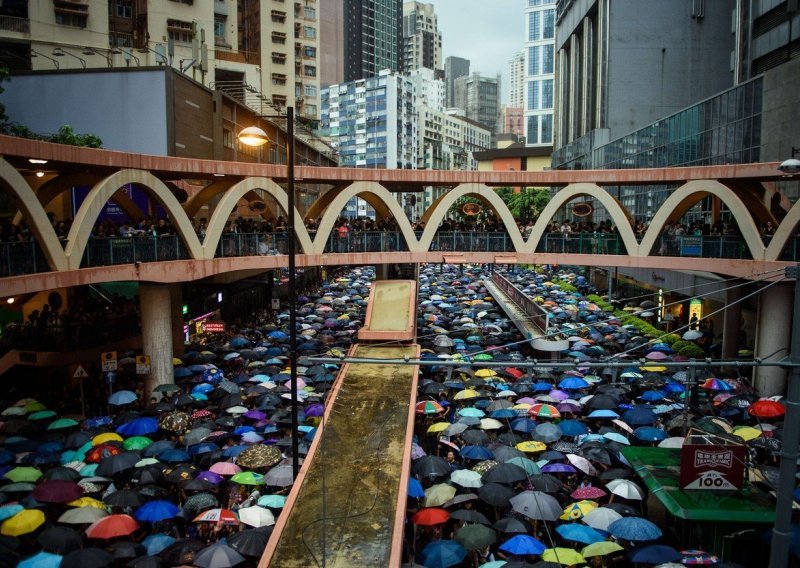 Deseci tisuća ljudi ponovno prosvjeduju u Hong Kongu