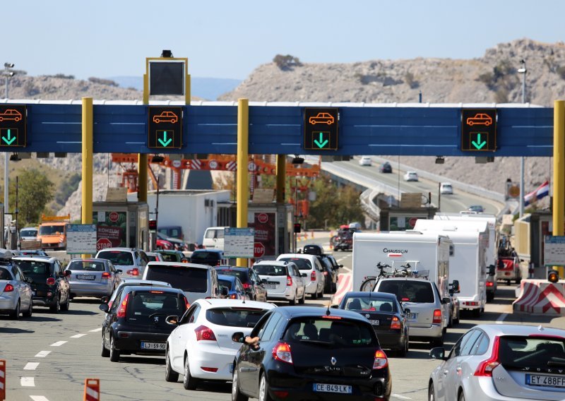 Turisti pohrlili s mora, kilometarske kolone na graničnim prijelazima