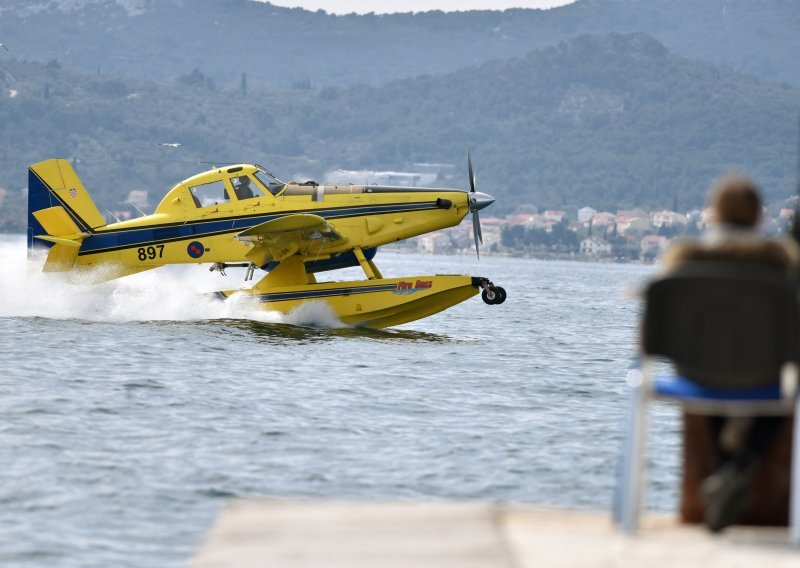 Požar kod Zatona zahvatio oko dva hektara šume i raslinja, uključeni airtractori