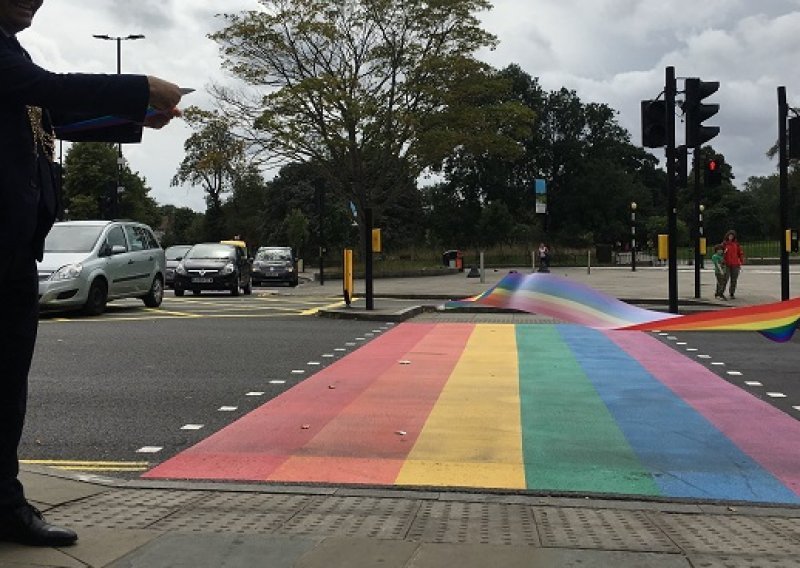 U Londonu postavljena prva dva pješačka prijelaza trajno obojana duginim bojama