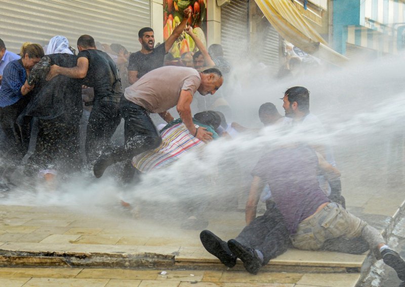 Policija vodenim topovima i palicama na prosvjednike u Turskoj