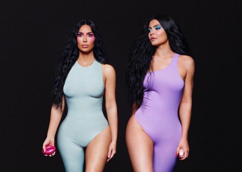 Za slavne Kardashianke nema milosti: Zbog ove fotografije postale su glavni predmet ismijavanja