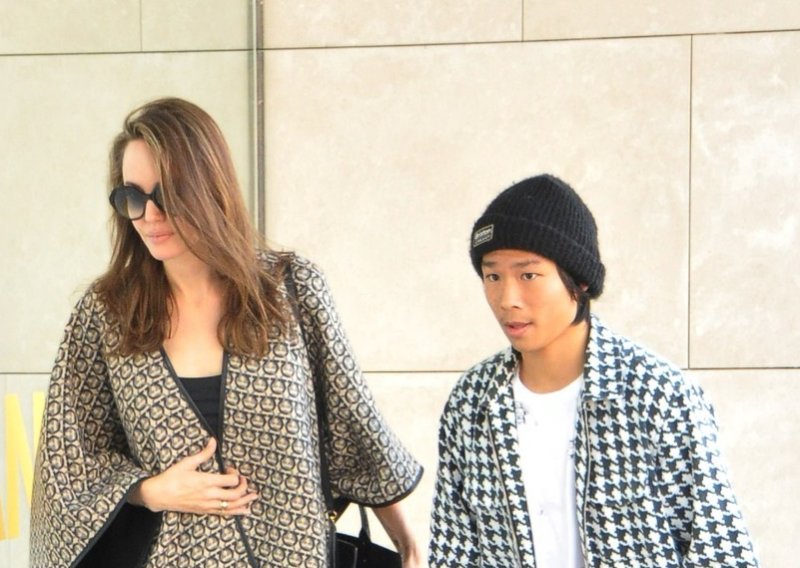 Najstariji sin Maddox je napušta: Angelina Jolie jedva je suspregnula suze na rastanku