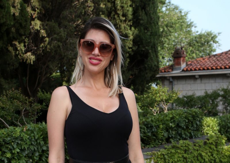 Vruće ljeto za Mirtu Šurjak: Uskočila u dekoltiranu mini haljinicu