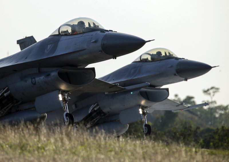 Srušio se belgijski F-16, pilot ostao visiti na elektrovodu