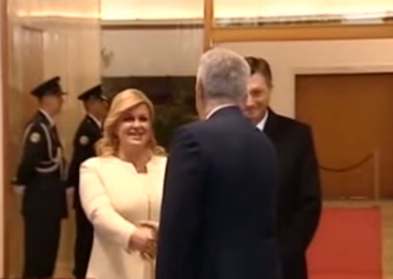 Srbi zgroženi Nikolićem: Treći poljubac je nepoštivanje domaćina i 'krkanluk'