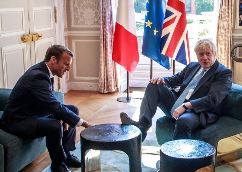 Britanski premijer Johnson stigao u Elizejsku palaču Macronu pa se raskomotio