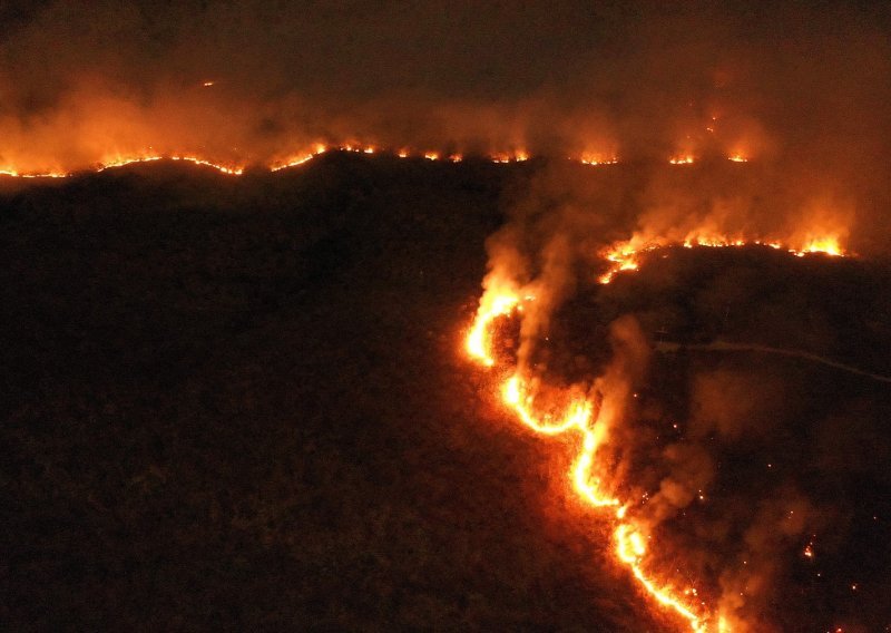 Bolsonaro šalje vojsku da gasi požare u Amazoniji