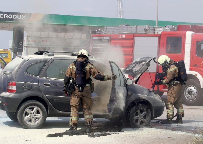 [FOTO/VIDEO] Na benzinskoj u Splitu planuo automobil, brzom reakcijom vatrogasaca izbjegnuta tragedija