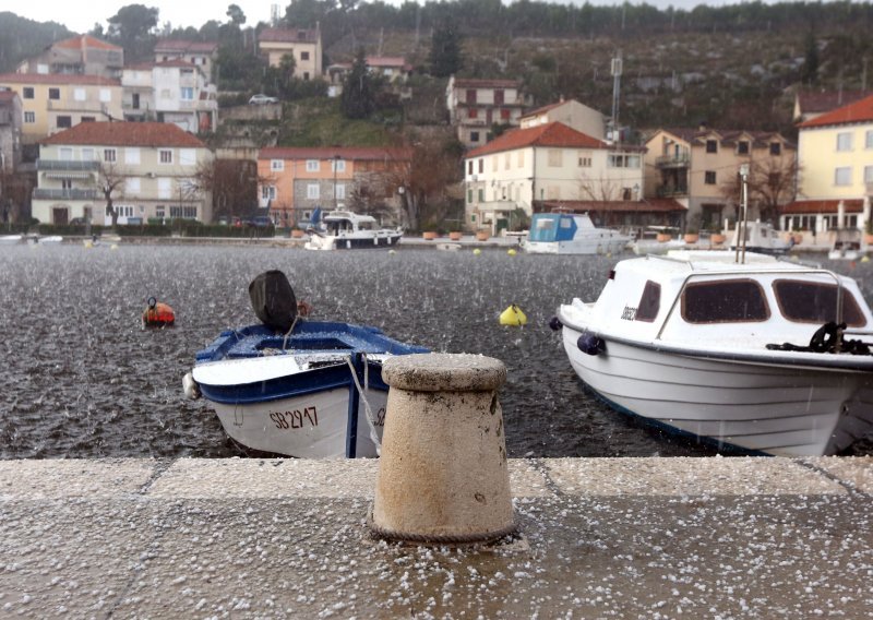 Nevrijeme poharalo Liku i Dalmaciju: Padala i tuča, a negdje se temperatura spustila na 17 stupnjeva