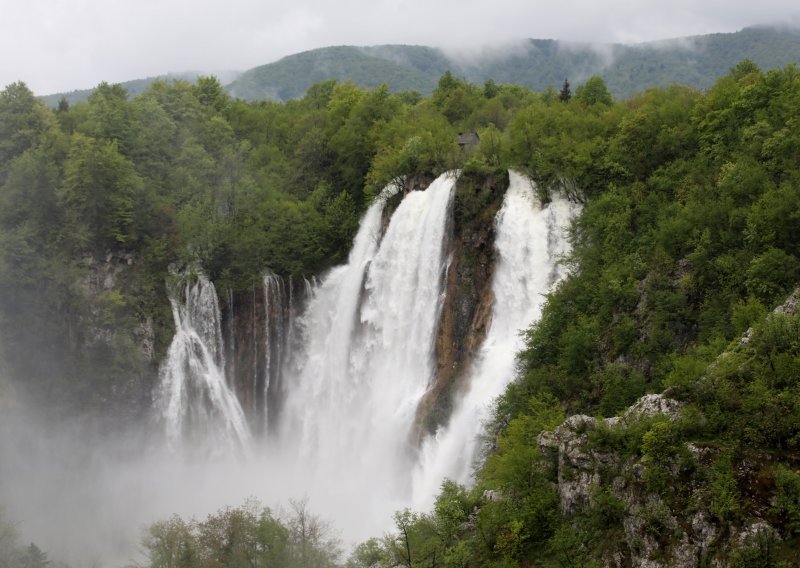 Na Plitvičkim jezerima gorila kuća: Dva vatrogasca završila u bolnici