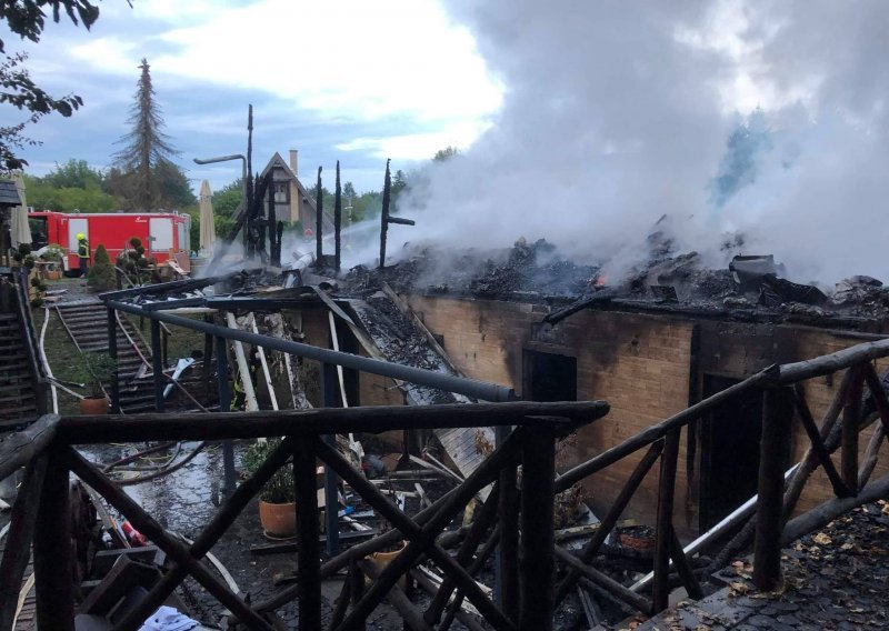 [FOTO] Plitvice: Izgorio turistički kompleks Etno House, na terenu bile čak 22 cisterne i 56 vatrogasaca
