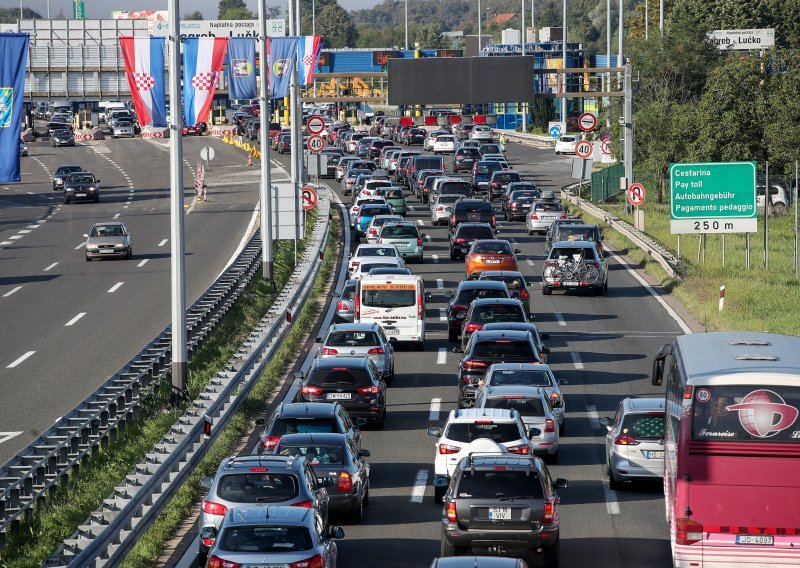 Završava još jedan vikend: Krenule gužve na cestama, posebno gust promet na A1