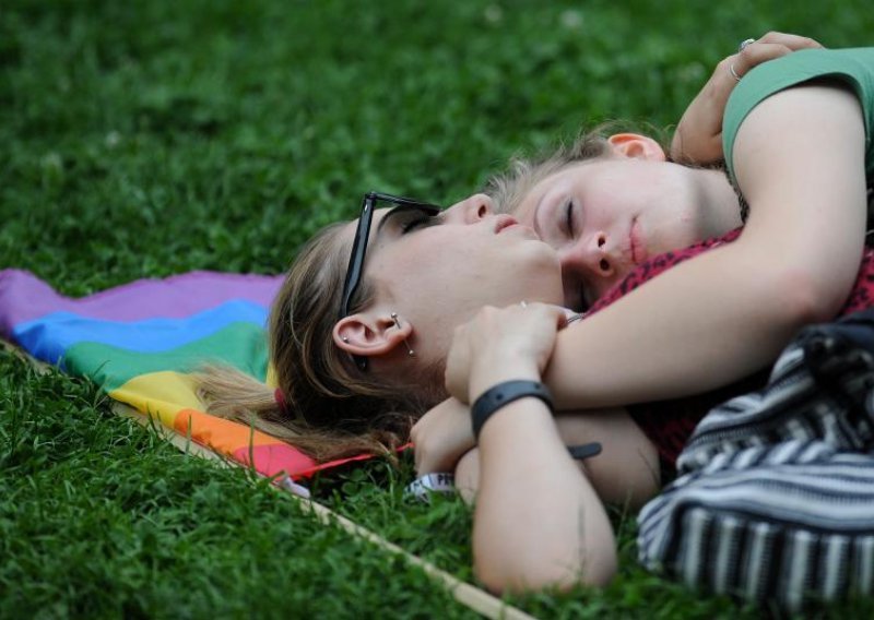 Samo trećina LGBT parova usudi se držati za ruke u javnosti