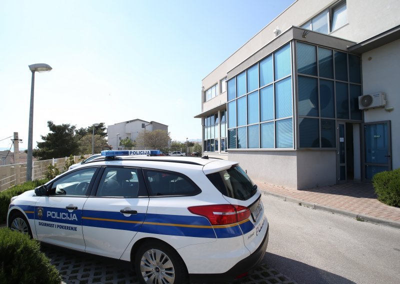 Slovenac pijan sletio s ceste pa bježao policiji vozeći suprotnim smjerom, dobio je kaznu od 16.500 kuna i zabranu upravljanja vozilom