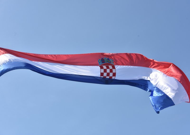U Vukovaru se potukla trojica muškaraca, a netko je i poderao zastavu Republike Hrvatske