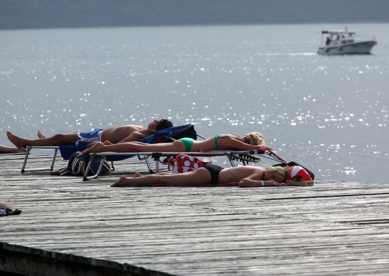 Na zadarskoj plaži dvoje umrlih od zastoja srca