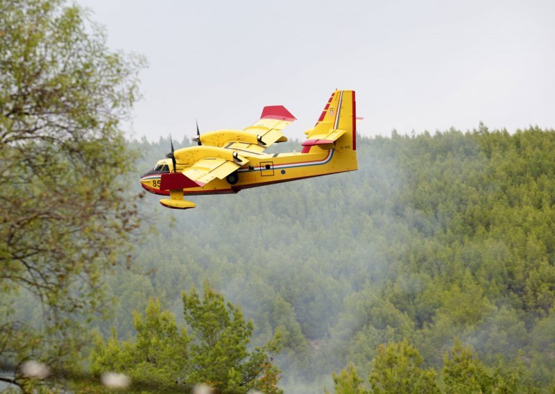 Četiri kanadera i tri air traktora gase veliki požar kod Knina