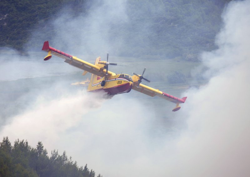 Protupožarni avioni i dalje gase požar kod Knina