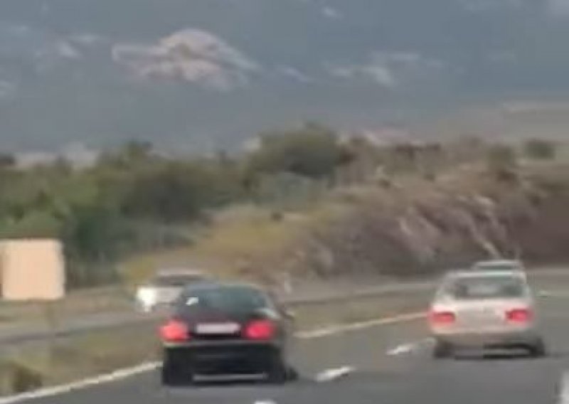 [VIDEO] Utrkivali se na autocesti kod Posedarja, pa jedan drugog pokušali izgurati