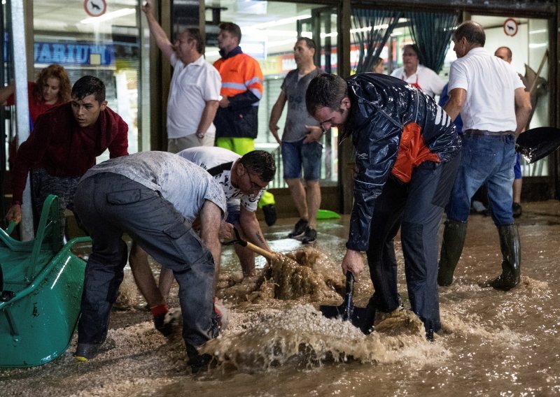 Madrid i okolica pod vodom, ulice pretvorene u bujice blata koje odnose automobile