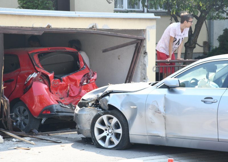 [FOTO/VIDEO] Zbog brzine automobilom sletjela s ceste, zabila se u garažu te uništila parkirano vozilo