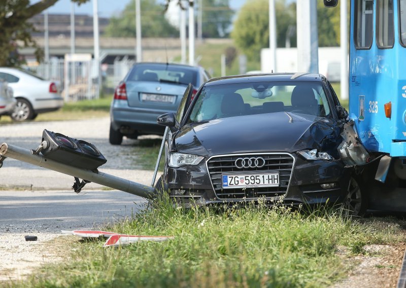 [FOTO/VIDEO] Krš i lom u Zagrebu! Automobil potpuno uništen nakon sudara s tramvajem