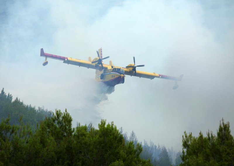 Airtractor gasi požar u mjestu Vlačine kod Zemunika