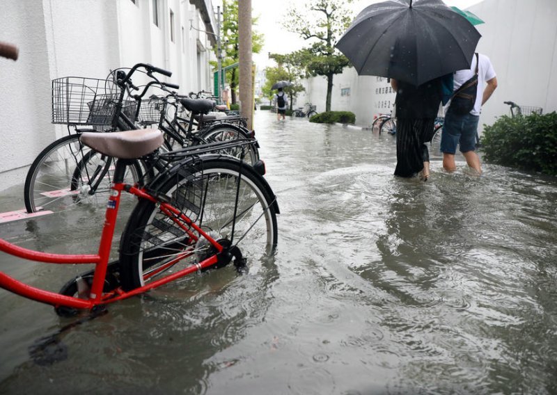 Oluja u Japanu: Jedna osoba poginula, 810.000 ljudi dobilo naredbu za evakuaciju