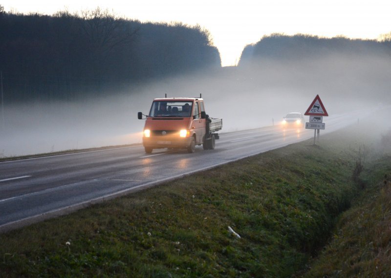 Magla smanjuje vidljivost, kolnici vlažni i skliski