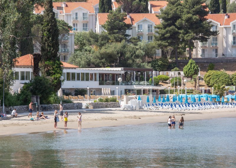 More na plaži na otoku Koločepu onečišćeno fekalijama