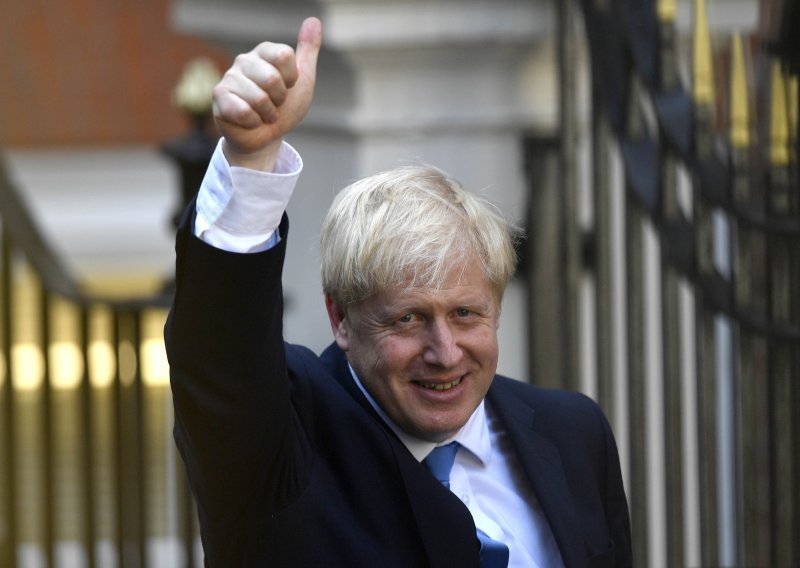 Kraljica odobrila plan Borisa Johnsona za suspenzijom parlamenta, protivnici spominju i državni udar