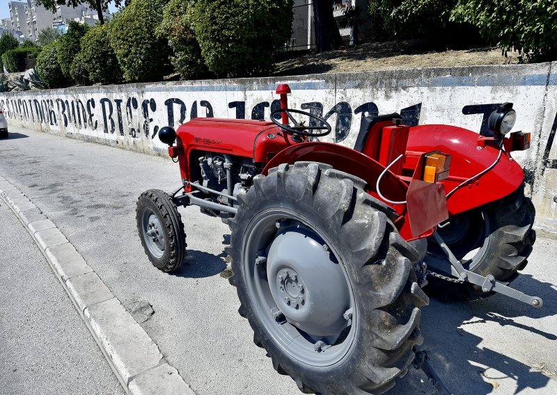 Traktor osvanuo u Vukovarskoj ulici u Splitu. Je li i ovo odgovor srpskim Delijama?