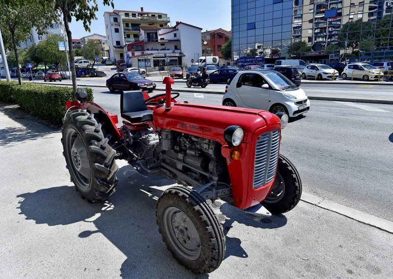 U zoru pijan sletio automobilom u kanal; nekoliko sati kasnije sjeo na traktor i zaradio kaznu od 24.900 kuna