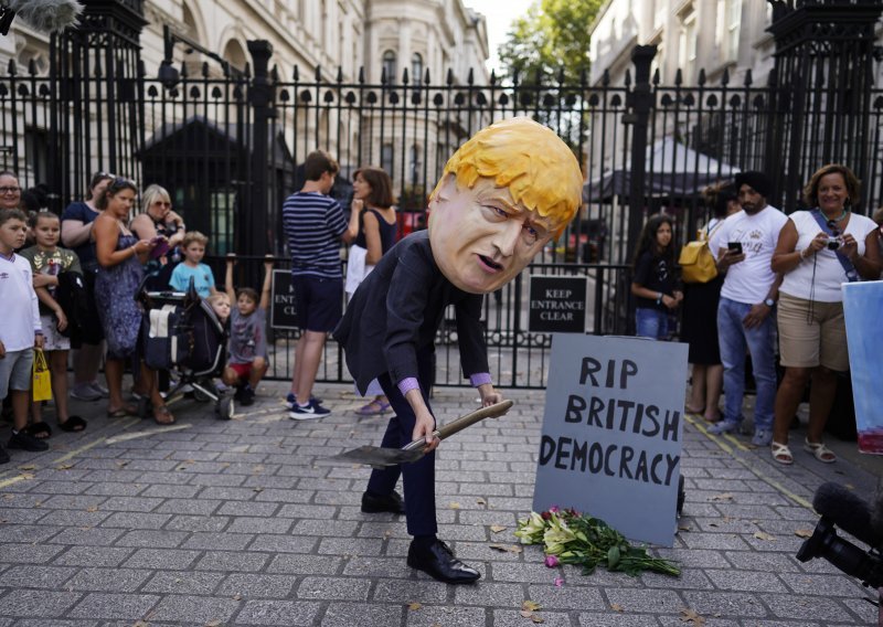 Kritičari Borisa Johnsona vrište: Ovo je uvreda za demokraciju