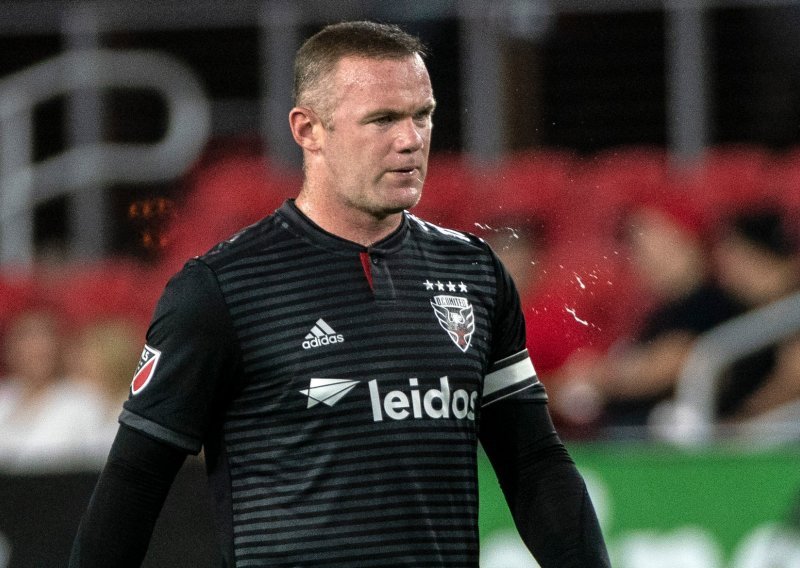 Wayne Rooney nakon što je uhvaćen u ugodnom druženju: 'Nisam bio sam u hotelskom liftu s tom djevojkom'