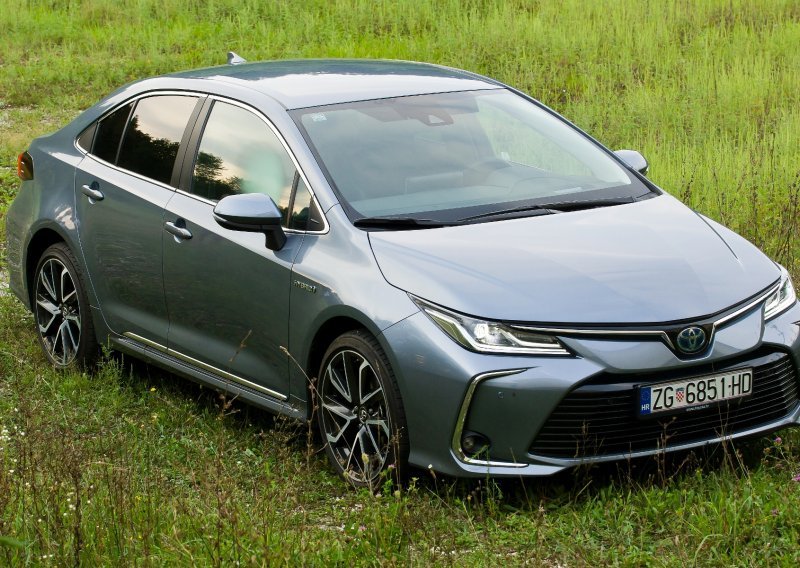 Vozili smo Toyotu Sedan s 1,8-litrenim hibridnim pogonom: Elegantan i štedljiv kompaktni sedan