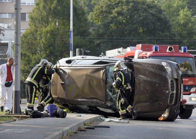 [FOTO] Teška prometna nesreća na Vukovarskoj ulici u Zagrebu, automobil završio na boku