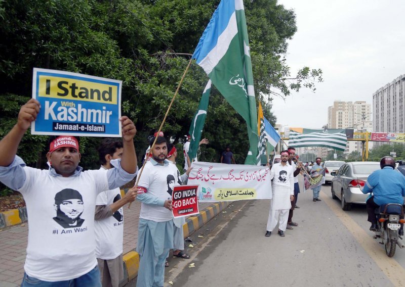 Deseci tisuća Pakistanaca na protuindijskim prosvjedima zbog Kašmira